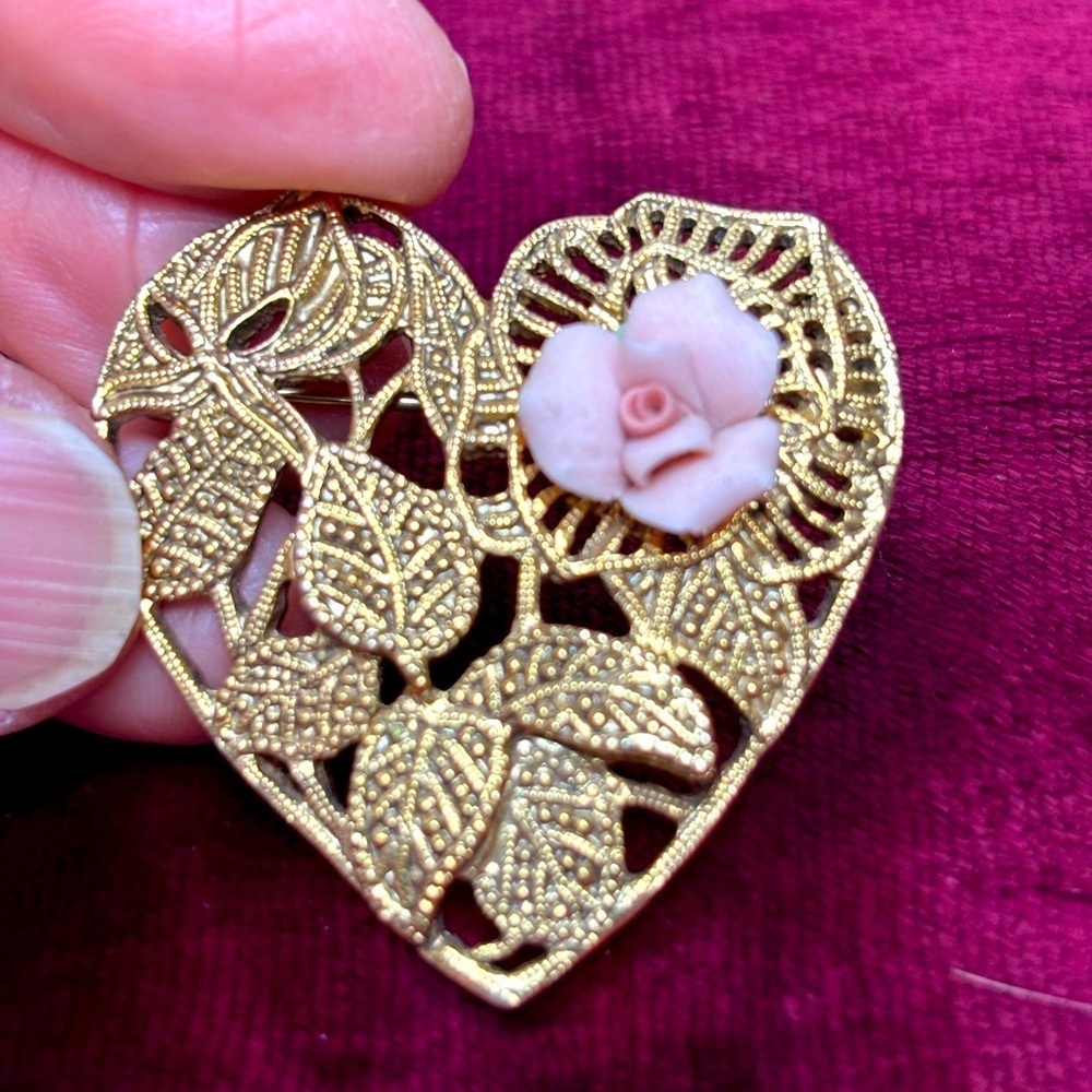 Vintage 1928 Gold Tone Filigree Porcelain Rose Heart Brooch